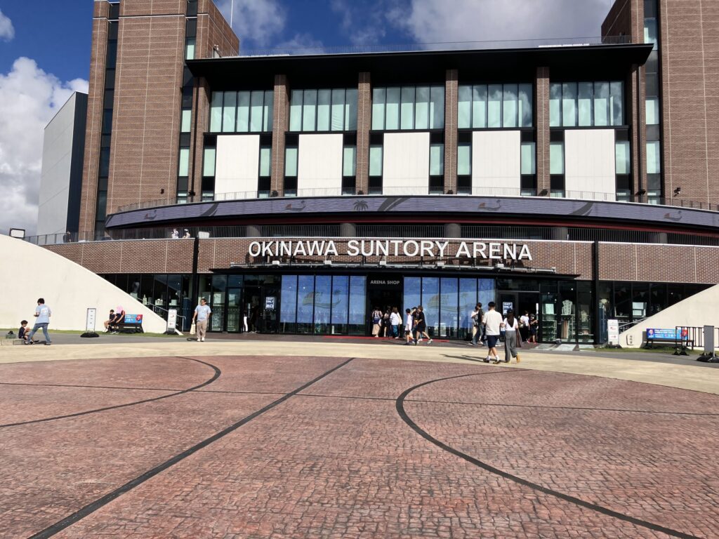 沖縄サントリーアリーナ正面。地面にはバスケットボールが描かれている。