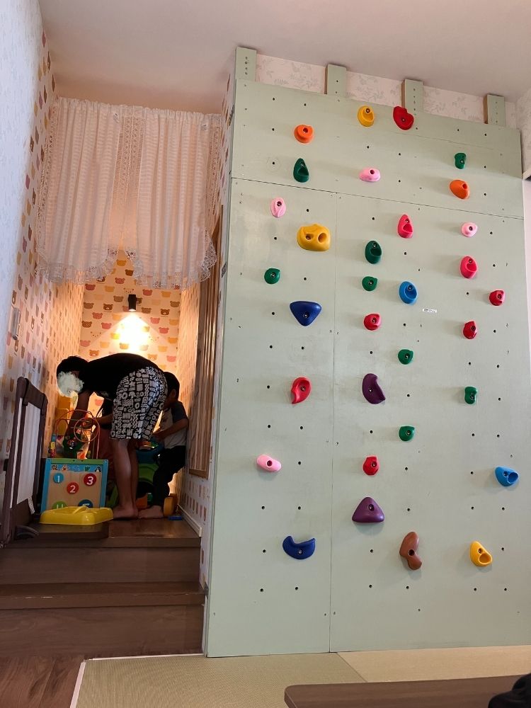 おもちゃがたくさんのキッズコーナーとウォールクライミングもできる壁。
