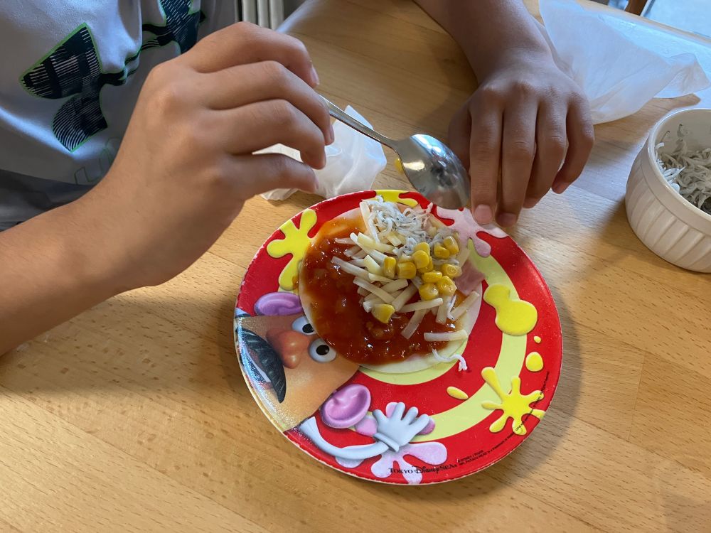 おうち時間割（家庭科）でピザ作り。