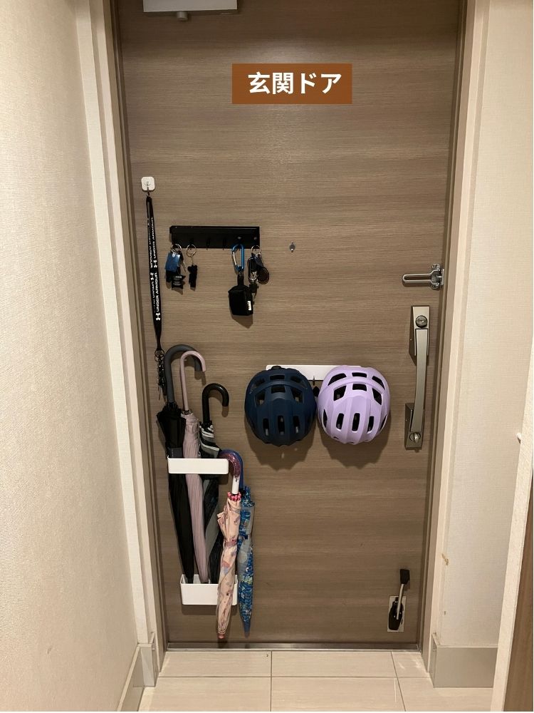 玄関 ヘルメット収納例　玄関ドアにマグネットフックを装着し、ヘルメット置き場にした例