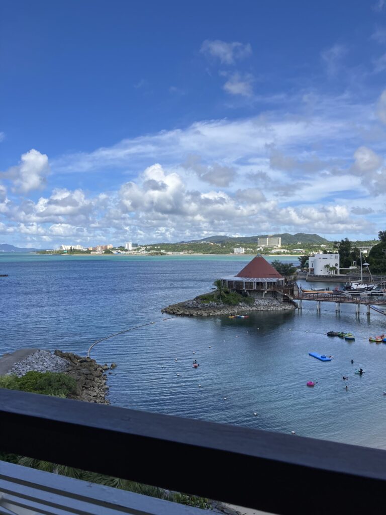 ルネッサンスリゾートオキナワの客室からは海がビーチと海が見える