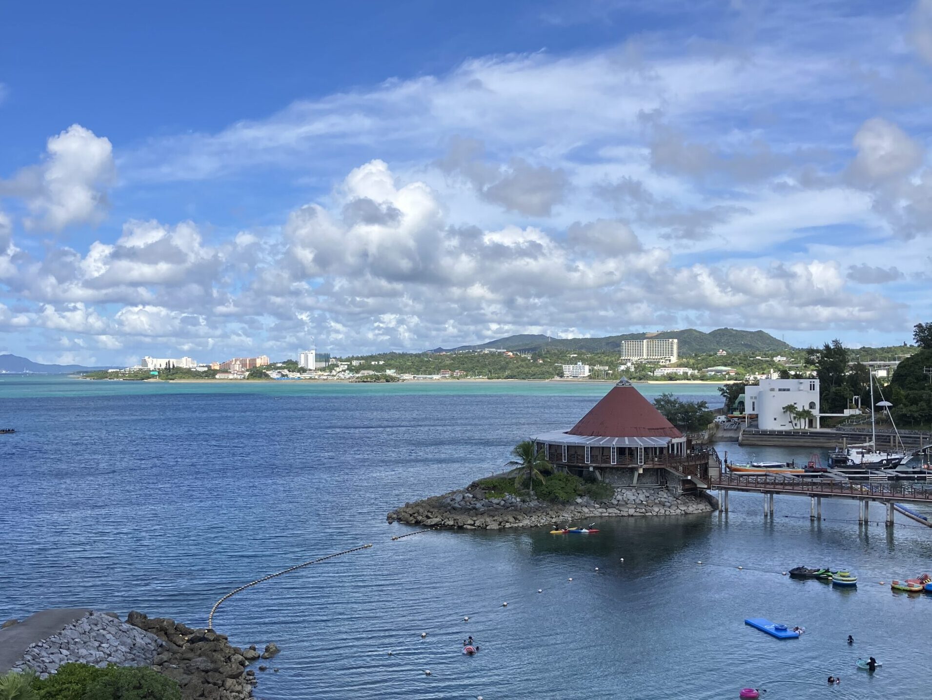 ルネッサンスリゾートオキナワの客室からは海がビーチと海が見える