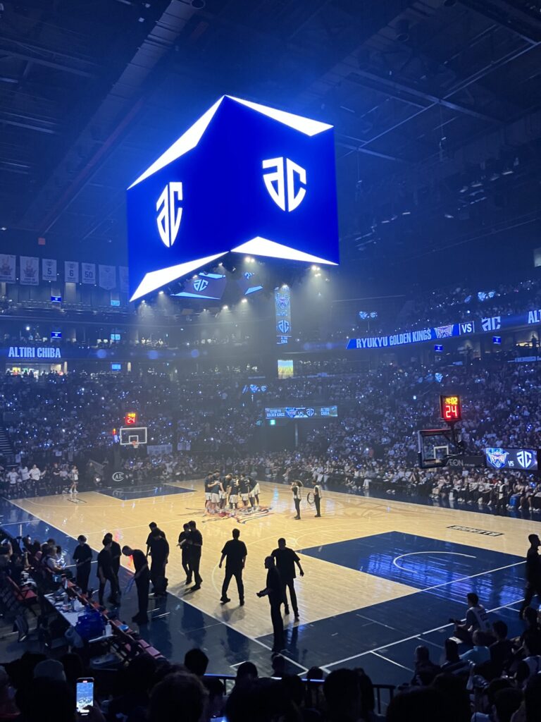 アルティーリ千葉がサントリーアリーナの中央で組むハドルの様子