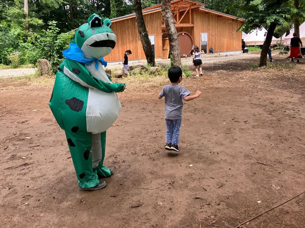 バブリゾート つくば 3歳児がフィールドでカエル探し