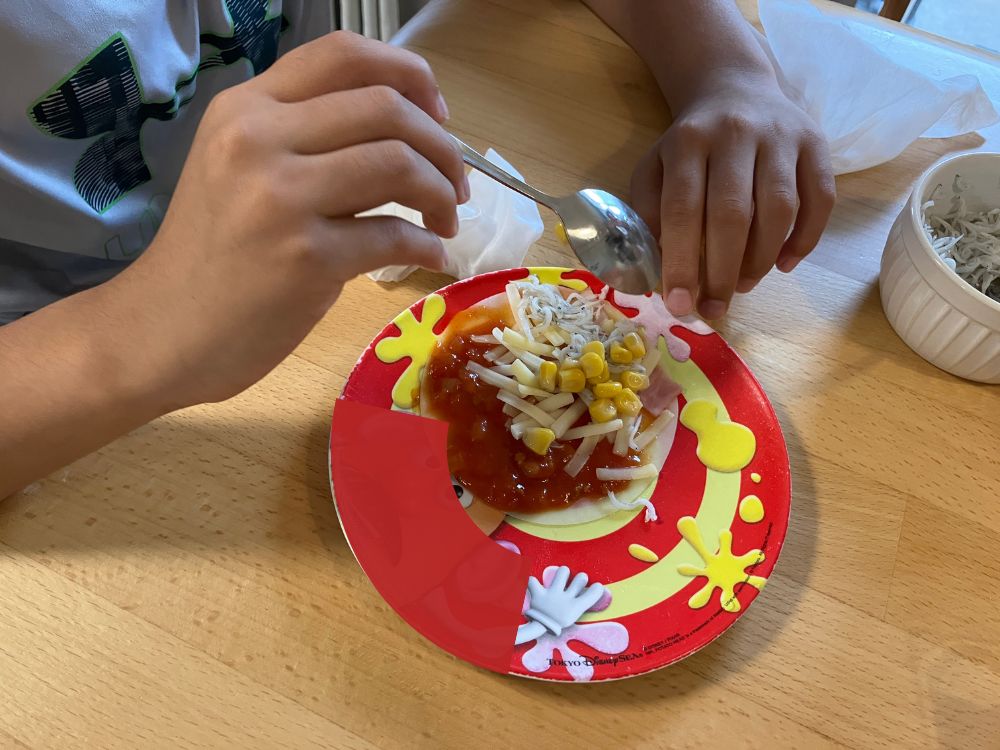 おうち時間割（家庭科）で、子どもが自分でピザ作り